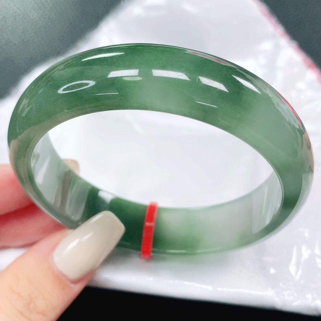 翡翠手镯未镶嵌56。