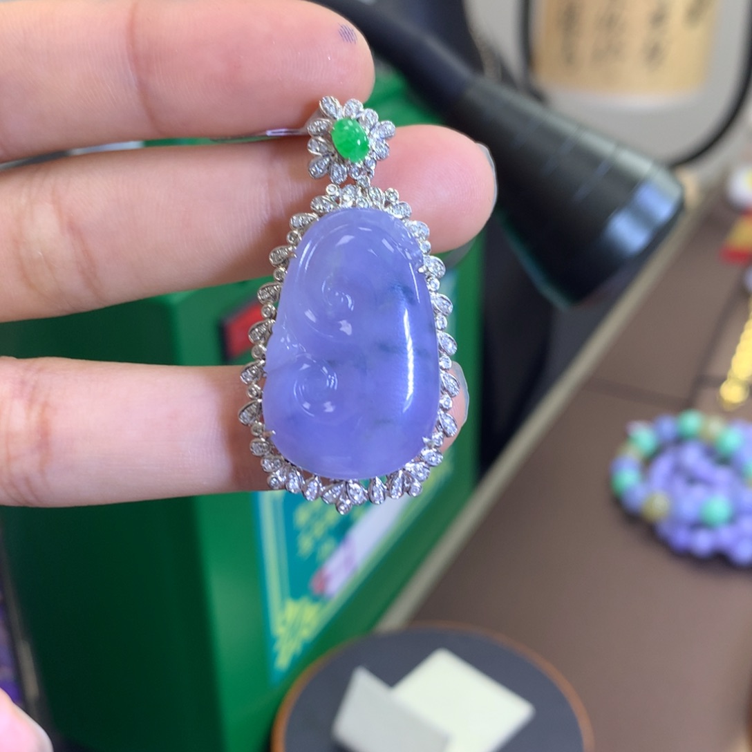 翡翠颈饰18K金镶嵌桃***儿翡翠