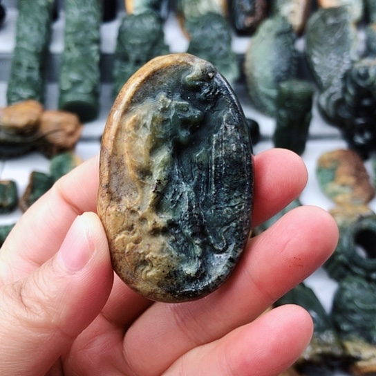 未镶嵌岫岩河磨玉（透闪石质玉）挂件