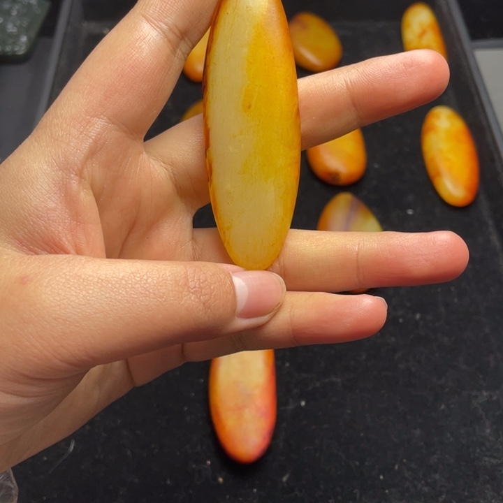 卢***顺和田玉未镶嵌颈饰