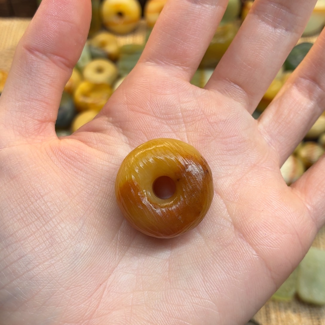 画***的蛇纹石玉未镶嵌颈饰