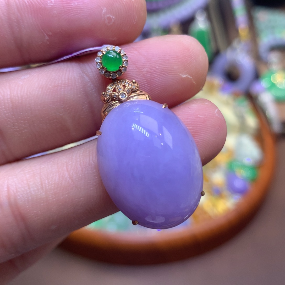 天***淡翡翠18K金镶嵌颈饰