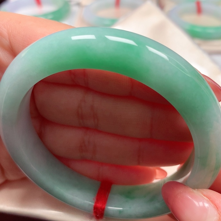 翡翠手镯未镶嵌阳绿飘花48