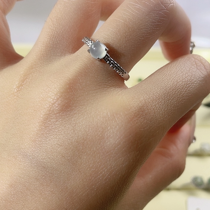 翡翠未镶嵌颈饰戒指