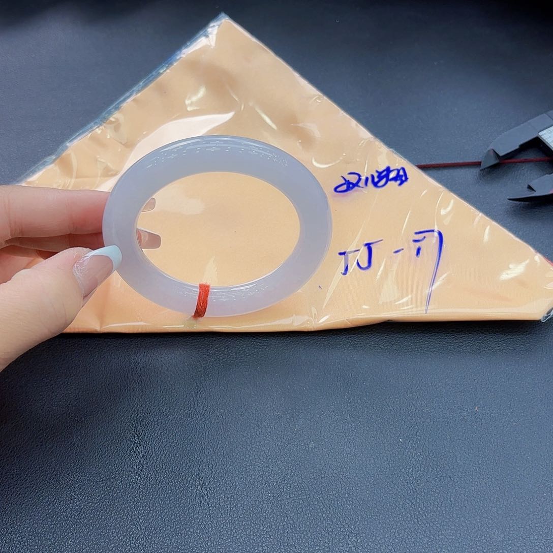 翡翠手镯未镶嵌手镯