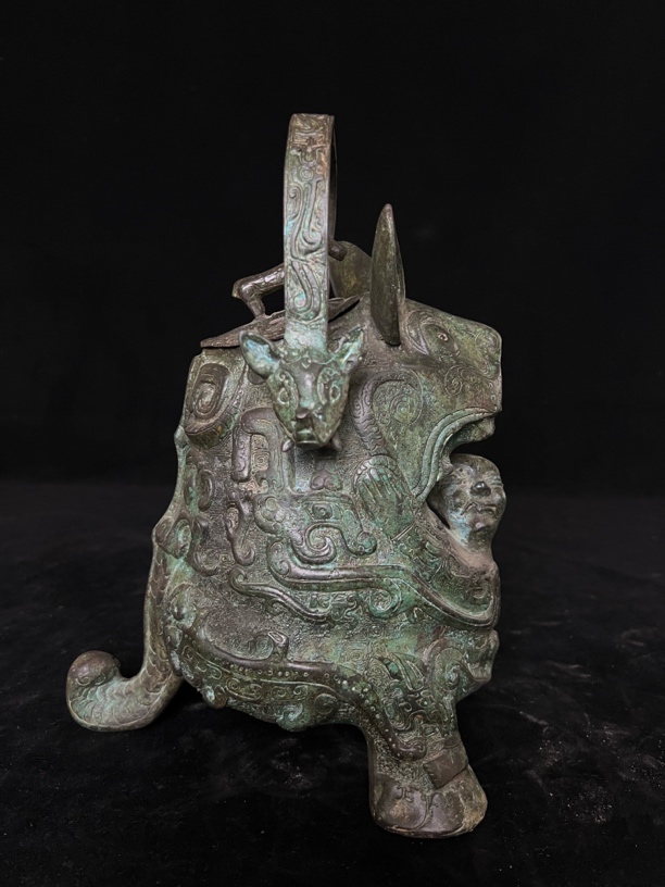 辉煌仿古虎食人卣