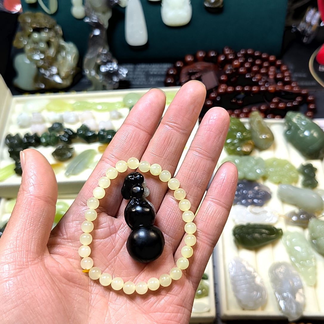 李***草和田玉未镶嵌颈饰