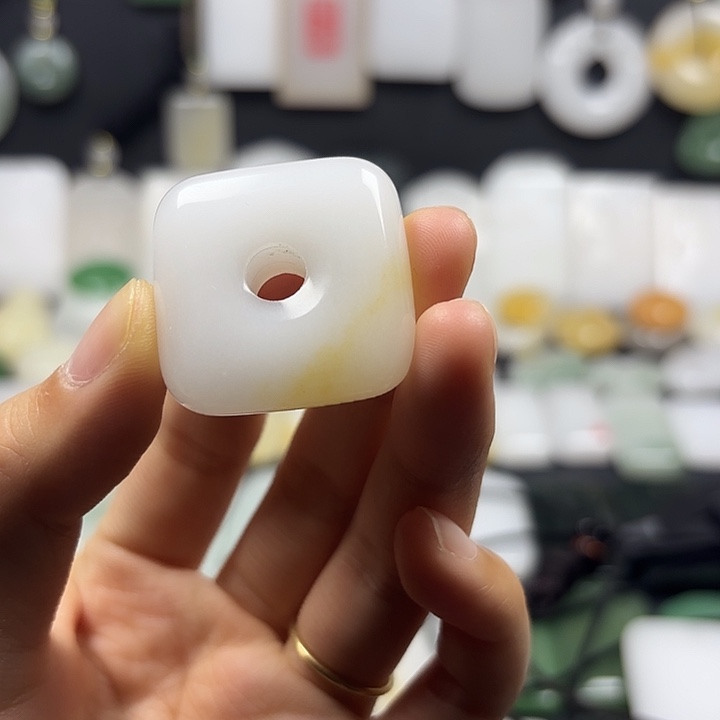 草***爱颈饰未镶嵌石英质玉