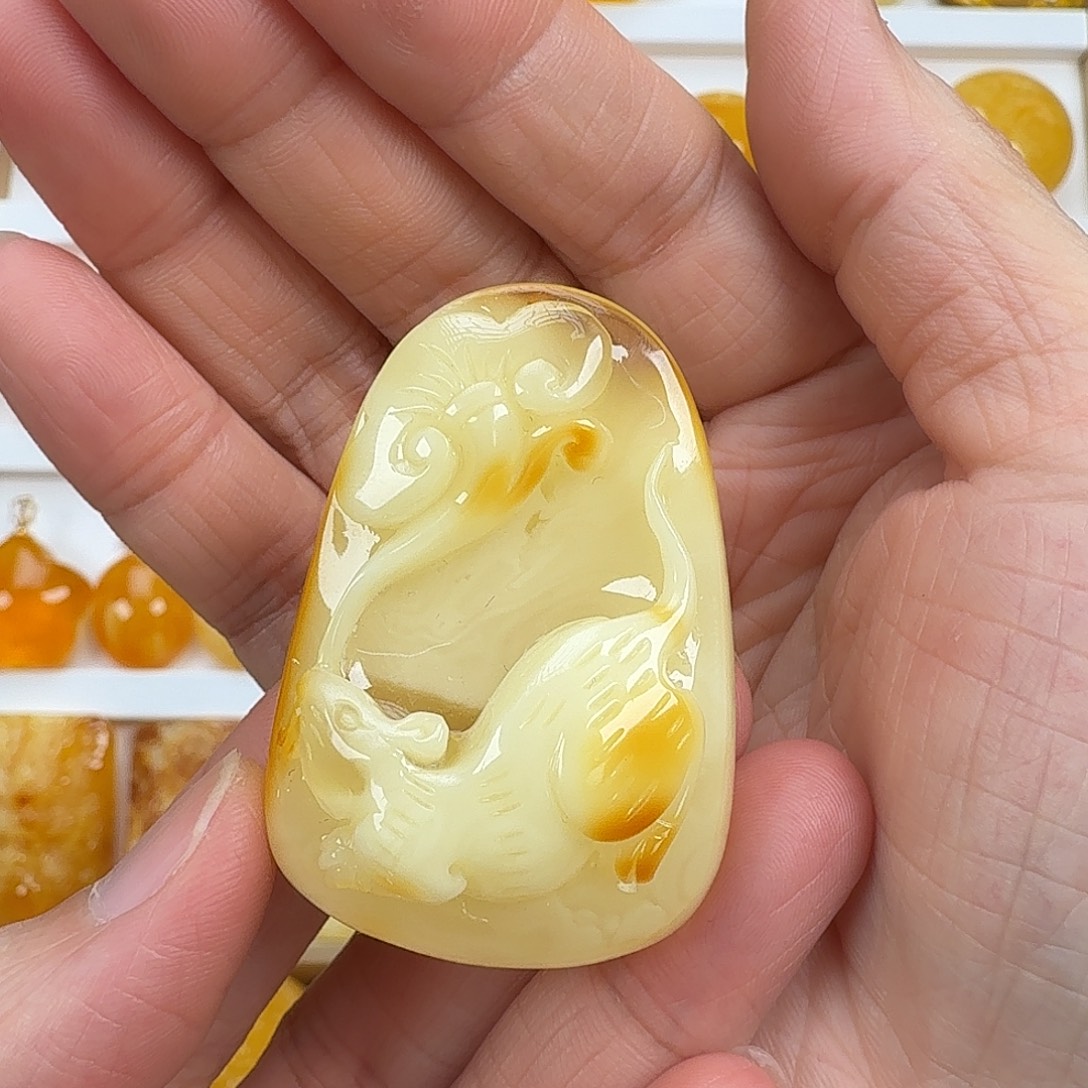 东***东蜜蜡未镶嵌颈饰蜜蜡