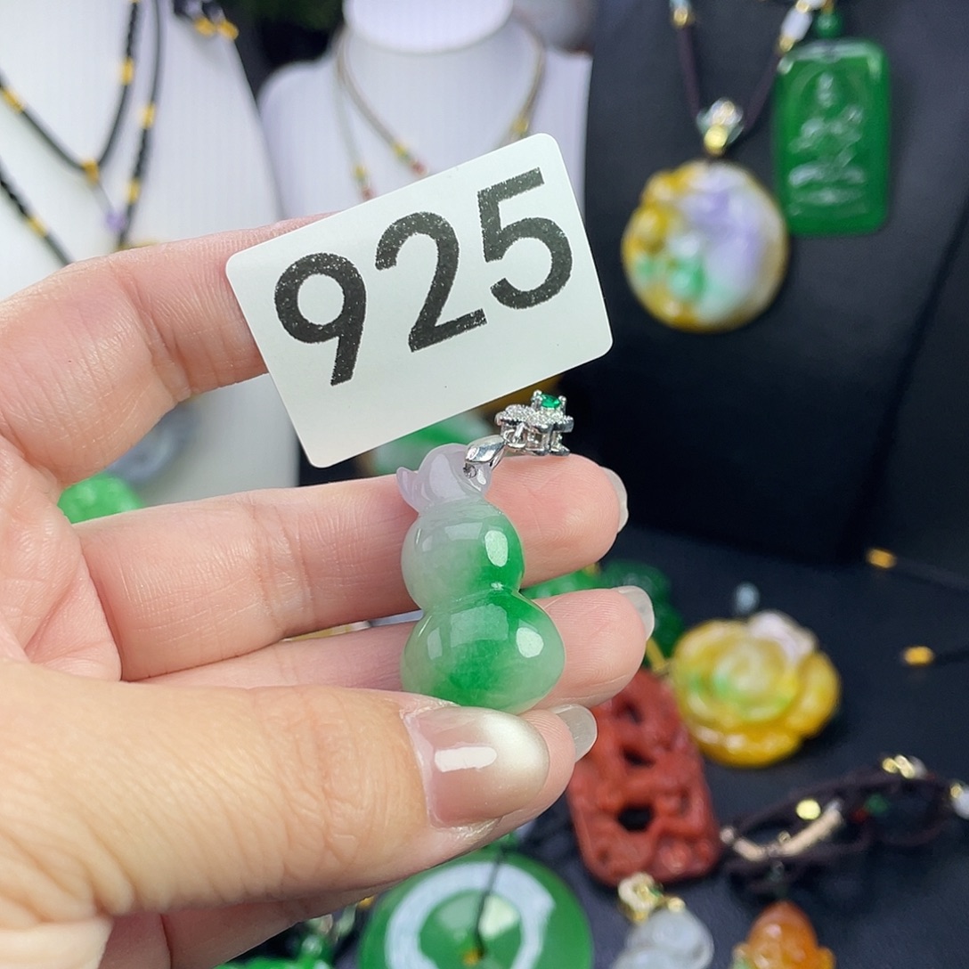 翡翠未镶嵌吊坠(赠链)