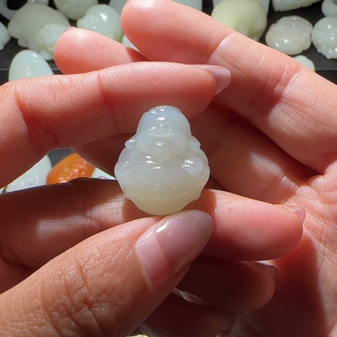 空***心和田玉未镶嵌颈饰