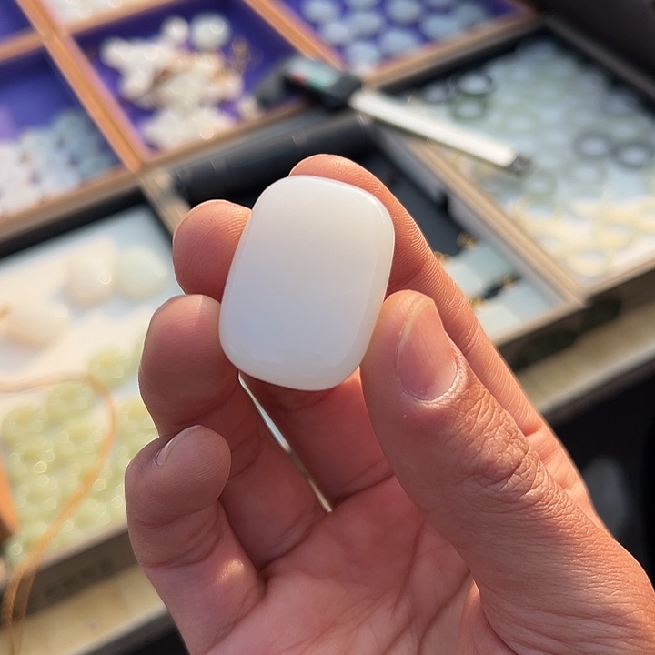 熱***爱和田玉未镶嵌颈饰野牛沟冰坑料无事牌