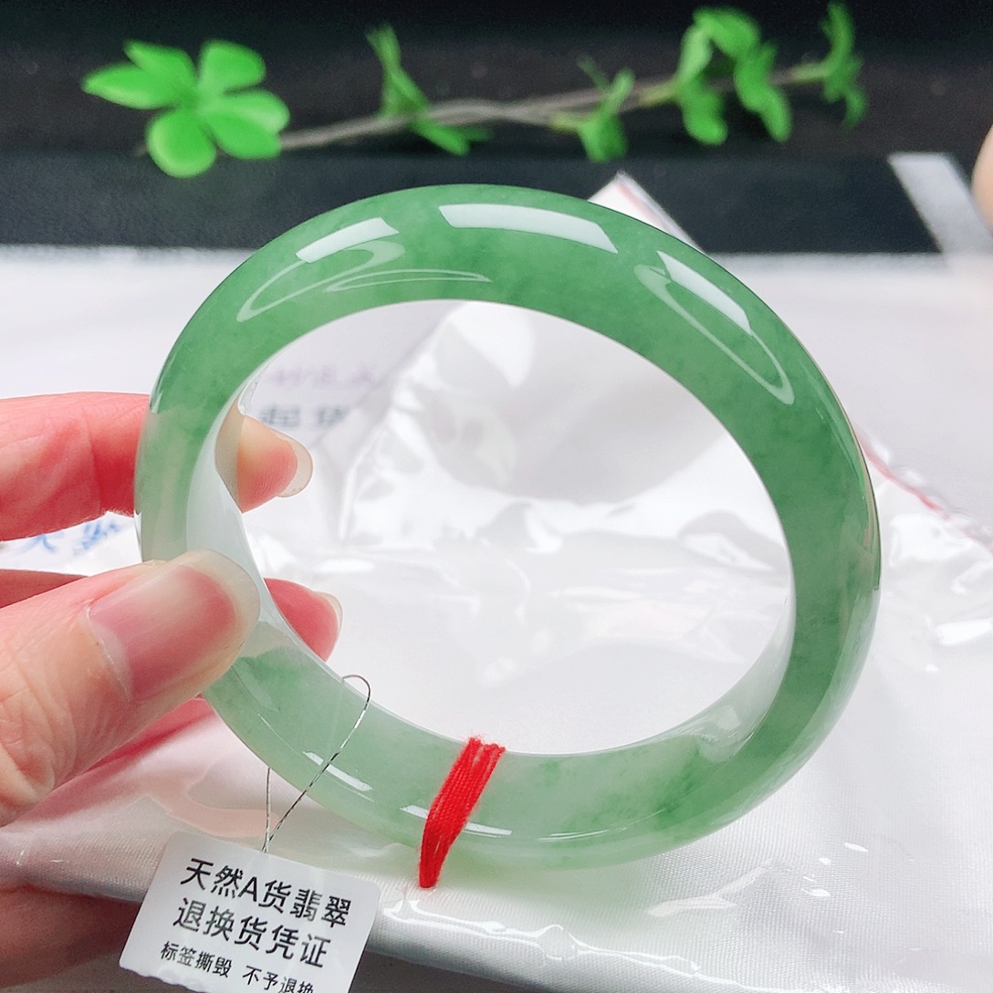 翡翠手镯未镶嵌60圈