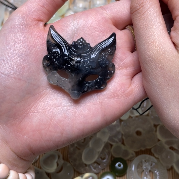 蛇纹石玉颈饰未镶嵌茶*理