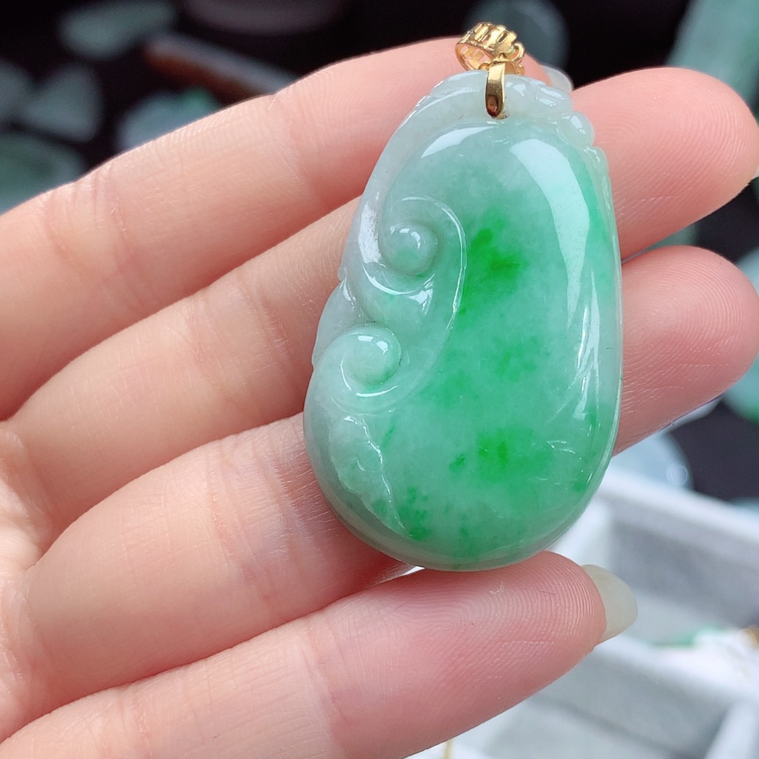 翡翠颈饰18K金镶嵌翡翠吊坠