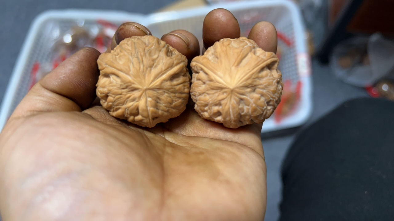文玩核桃铁锤三棱，天然生长，尺寸38
