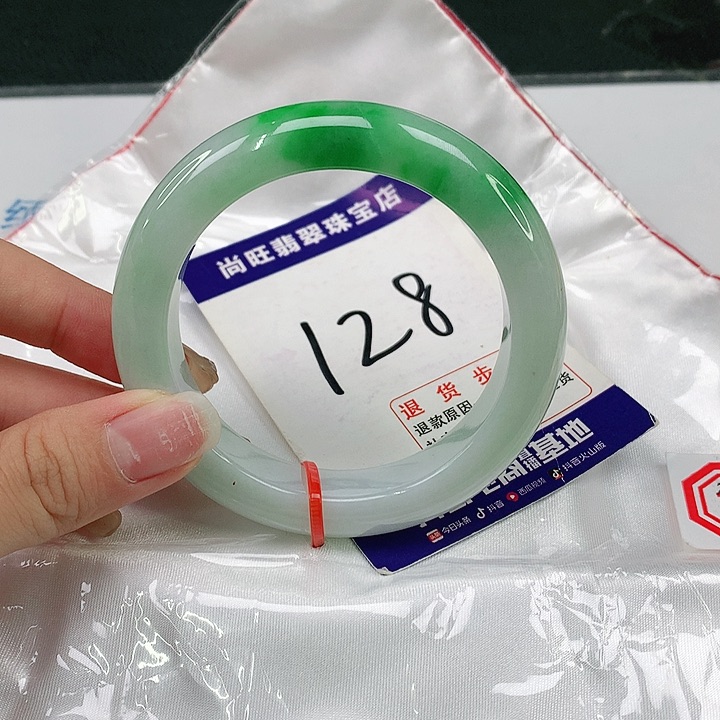 翡翠手镯未镶嵌翡翠