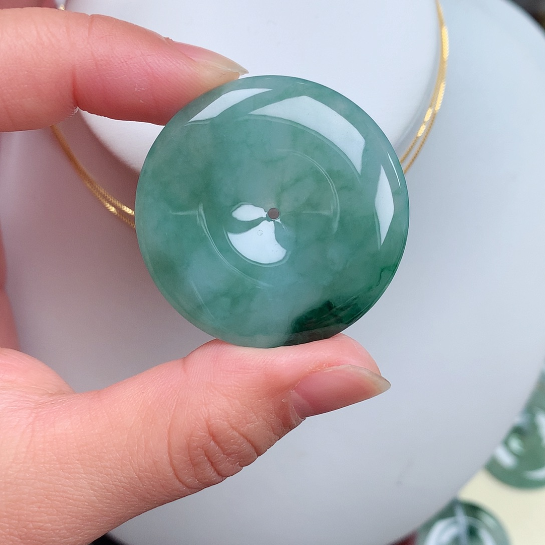 翡翠颈饰未镶嵌平安扣