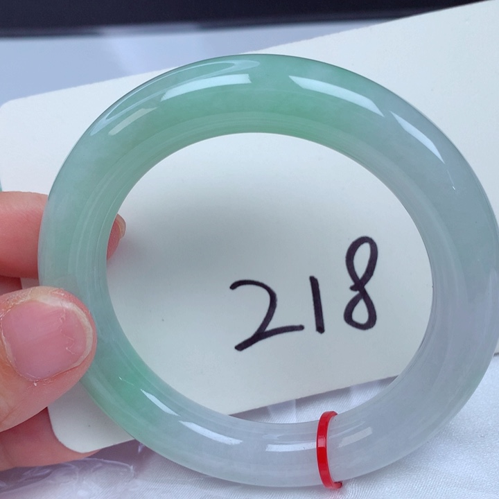 翡翠手镯未镶嵌翡翠