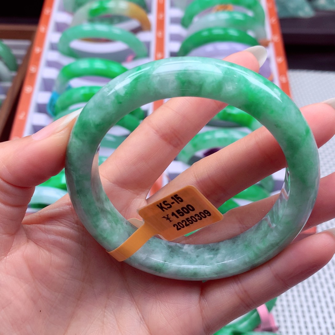 翡翠手镯未镶嵌翡翠