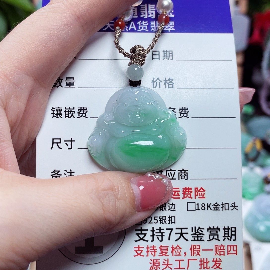 莫***然翡翠未镶嵌颈饰佛公