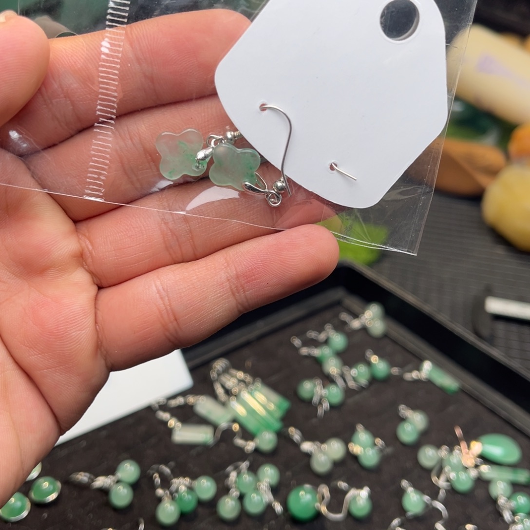 石英质玉（非洲翠）未镶嵌颈饰