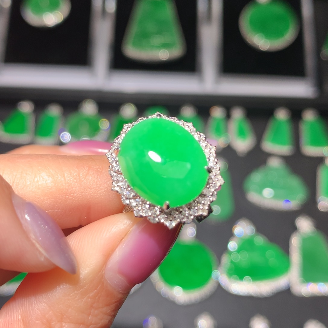 翡翠颈饰18K金镶嵌美***?翡翠