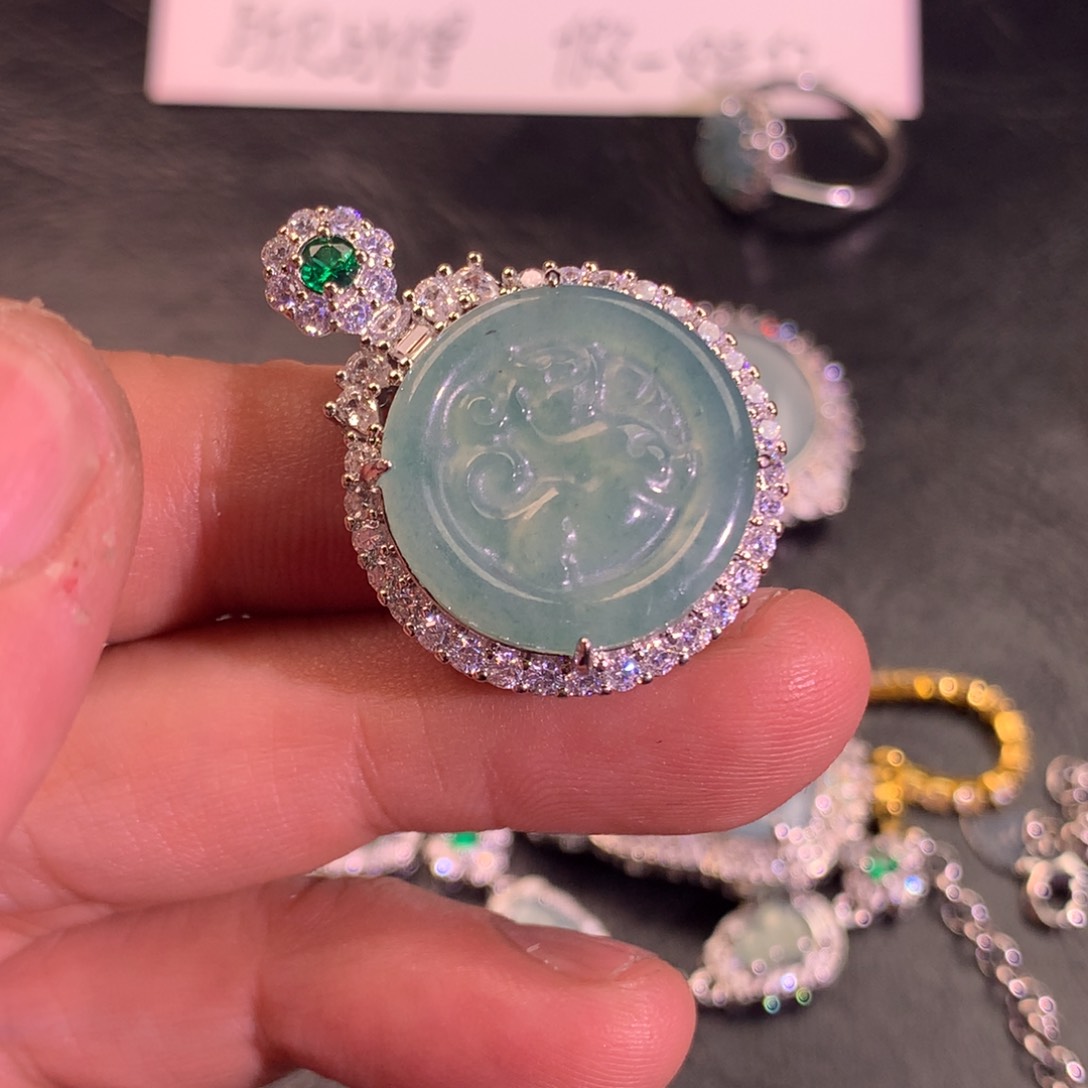 翡翠颈饰未镶嵌麒麟牌