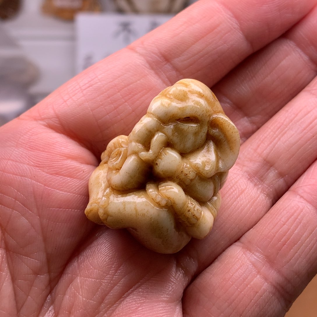 鹿骨吊坠天天都在盘  