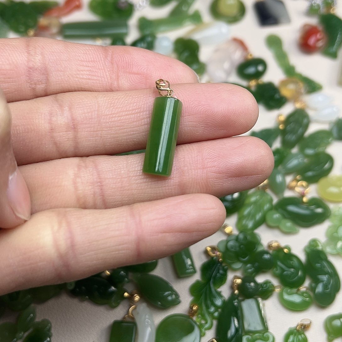 和田玉（碧玉）玉坠18K金镶嵌道**童