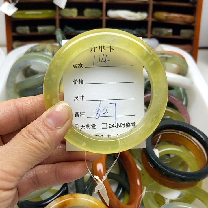 蛇纹石玉未镶嵌手镯