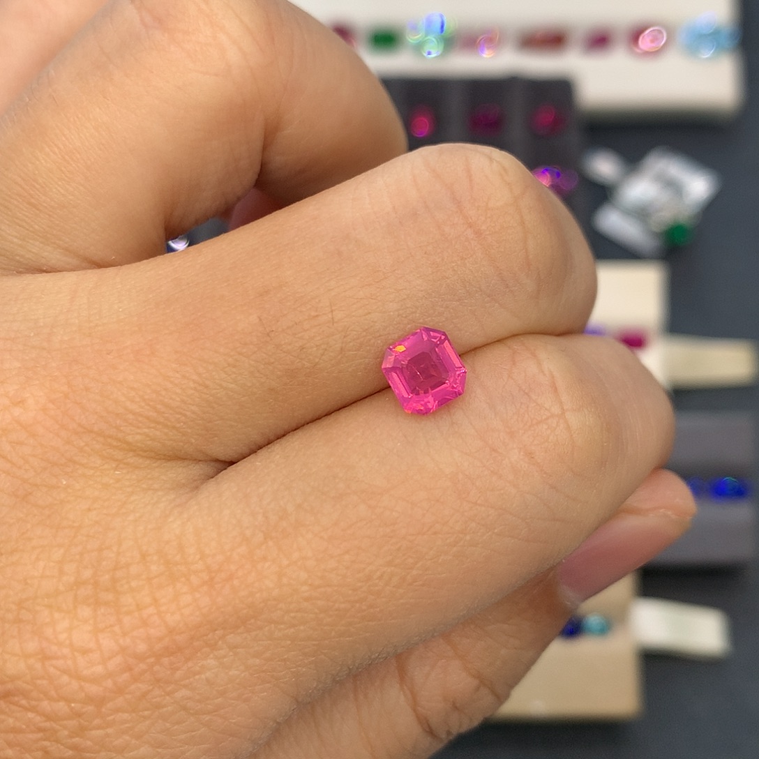 尖晶石裸石1.05克拉奶盖