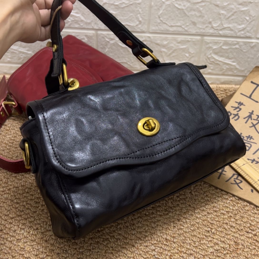 黑色。头层牛皮真皮包包