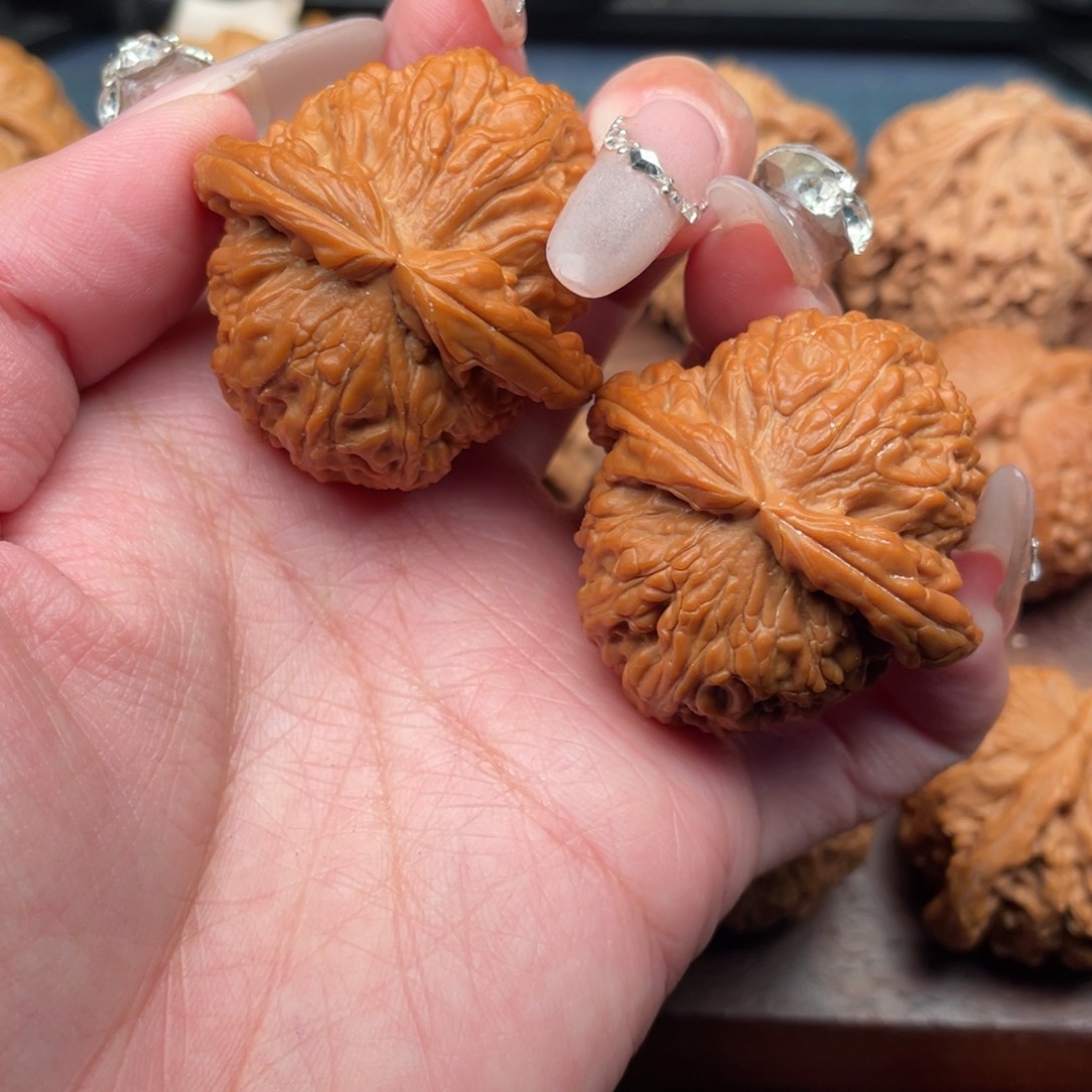 文玩核桃吊坠全品，红皮球白40