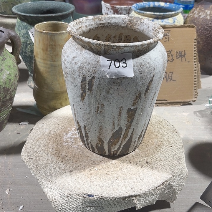 摆件陶高19，口12，有孔，瑕疵处理，703