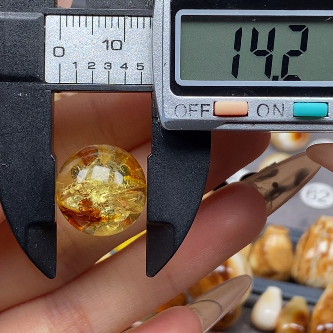 裸石琥珀未镶嵌圆珠