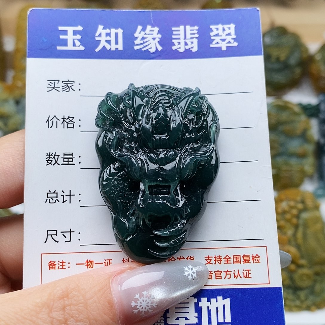 翡翠未镶嵌颈饰龙牌