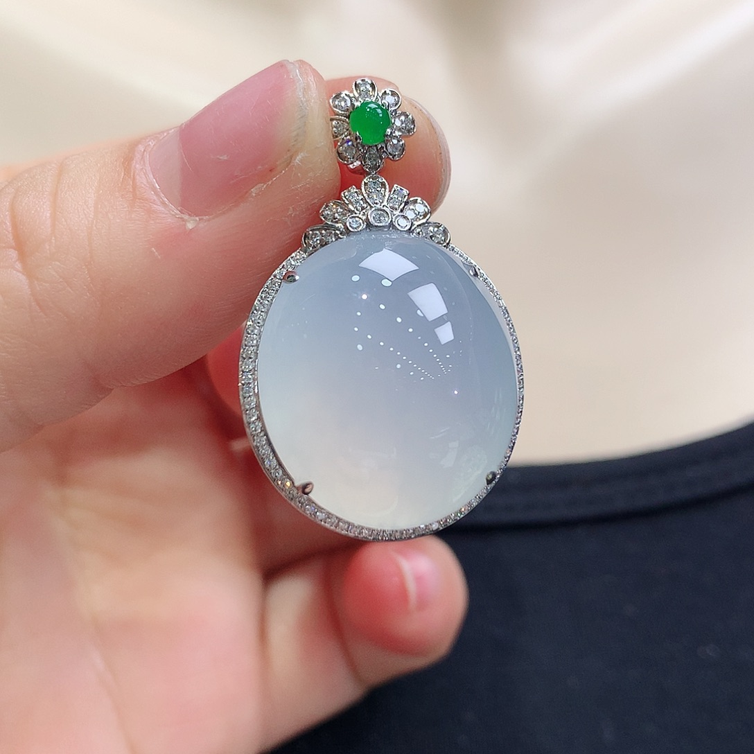 翡翠颈饰18K金镶嵌蛋面