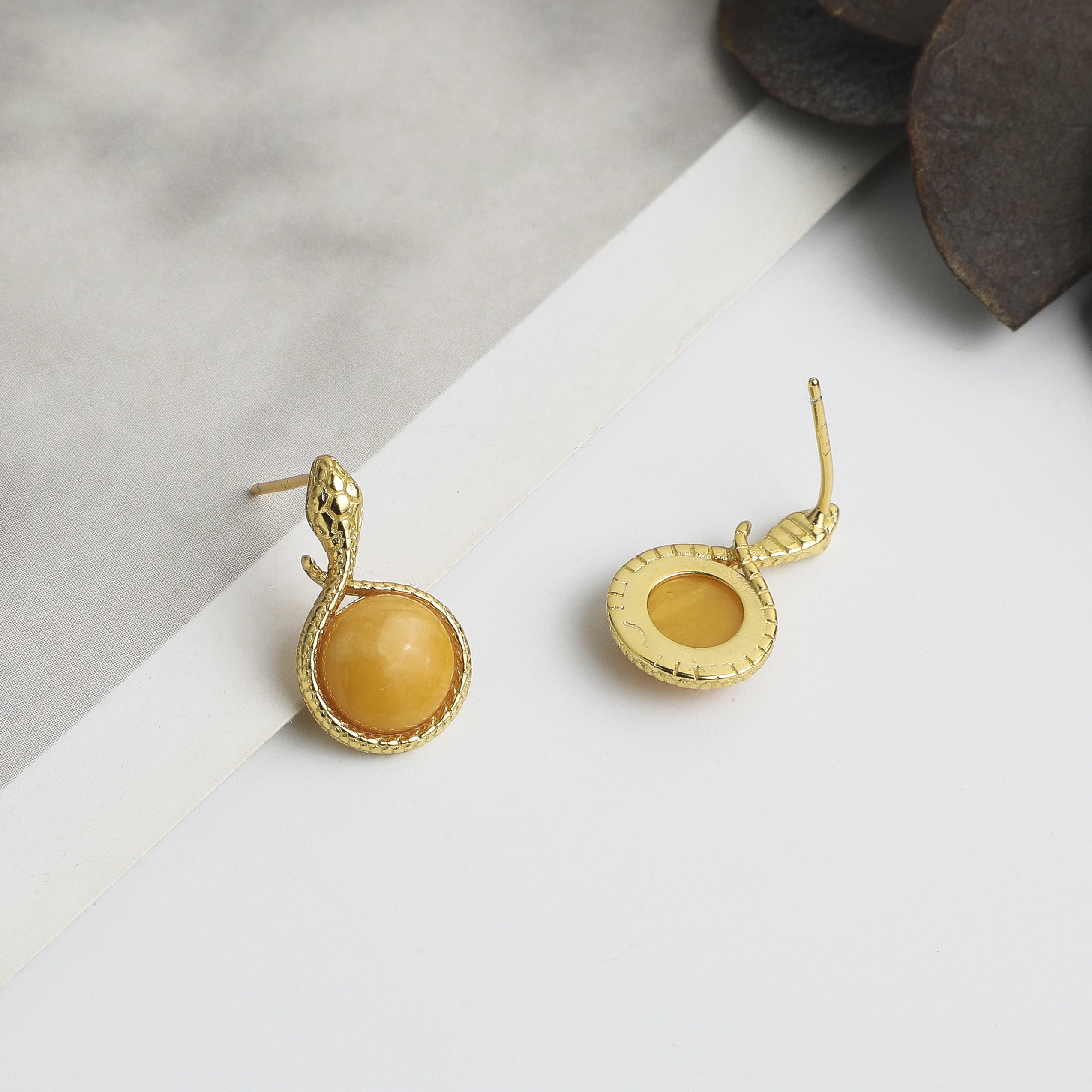    约8mm蜜蜡蛇年耳钉