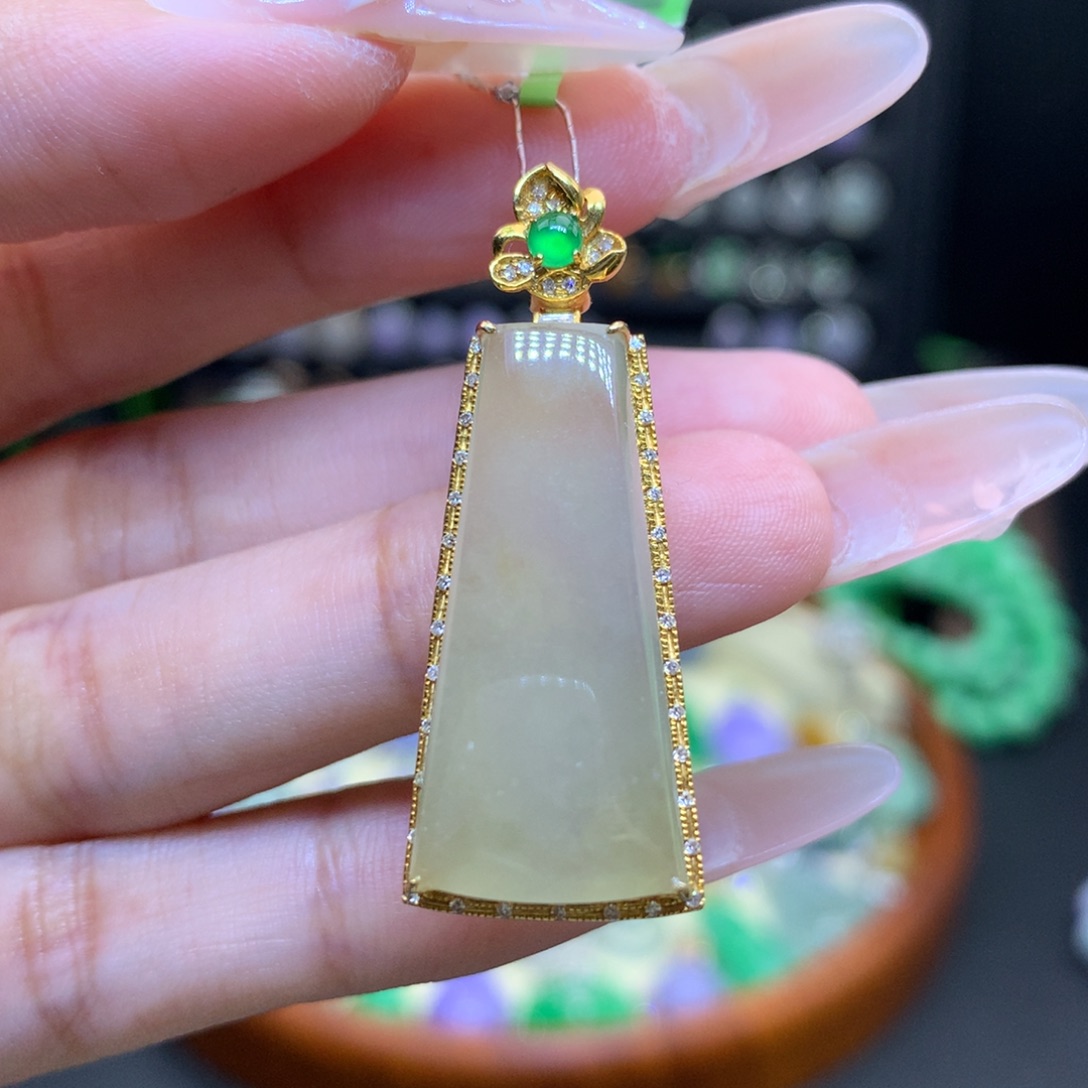 翡翠18K金镶嵌颈饰天然