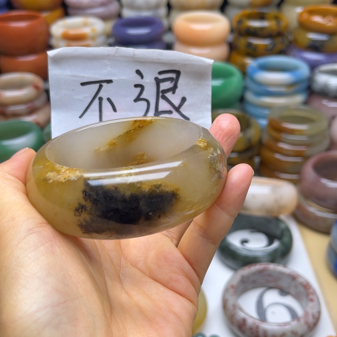 浅***爱未镶嵌手镯石英质玉