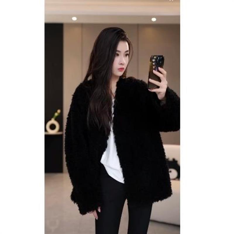 2025新款冬季简约V领时尚休闲女士羊羔绒皮毛一体外套