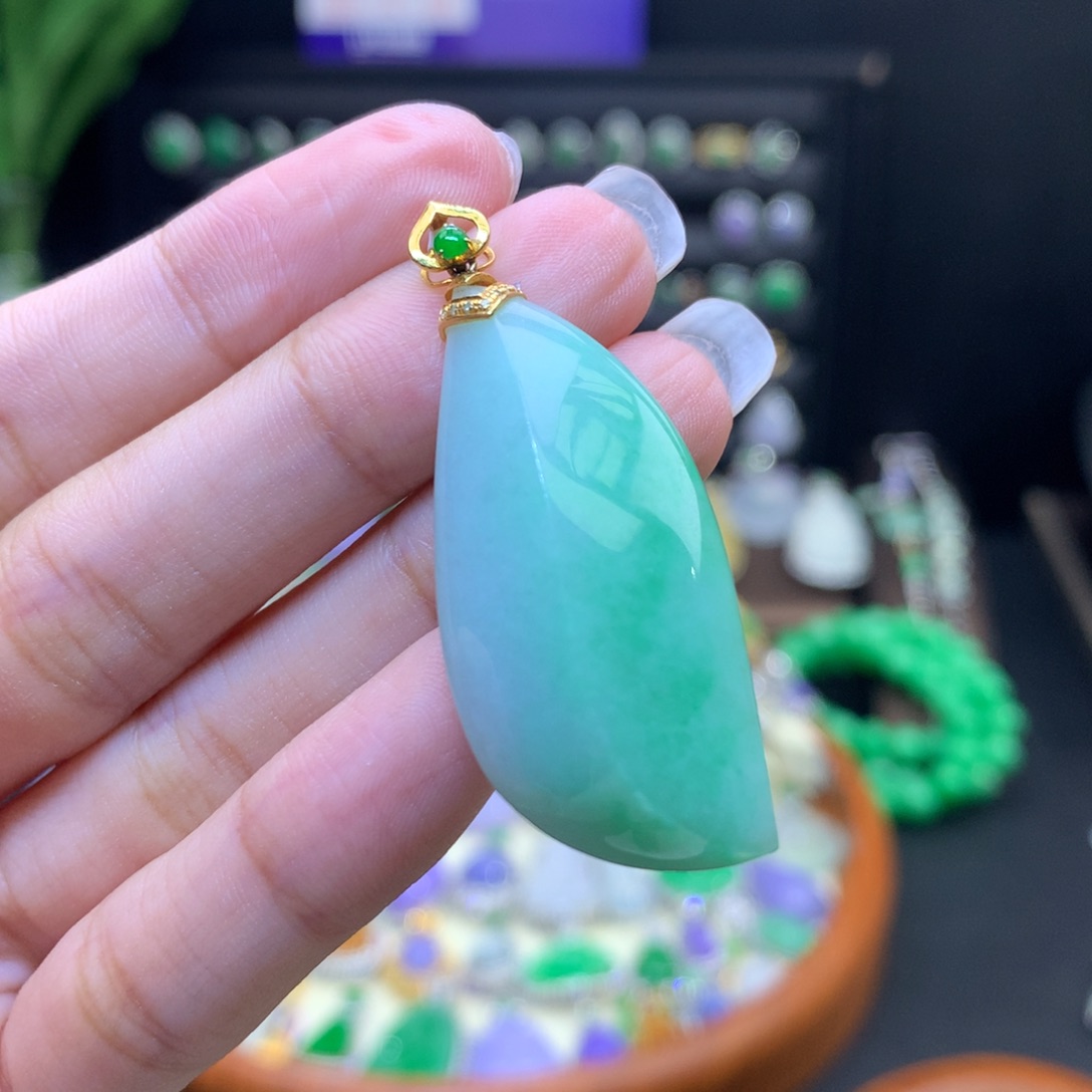 翡翠18K金镶嵌颈饰