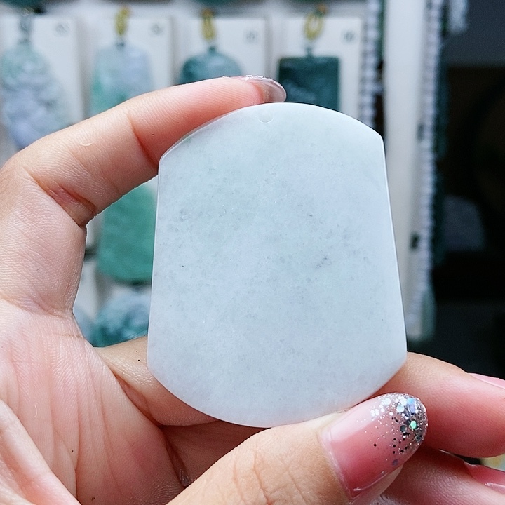 翡翠足铂镶嵌颈饰翡翠