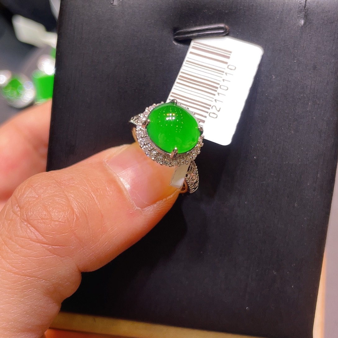 翡翠未镶嵌颈饰戒指