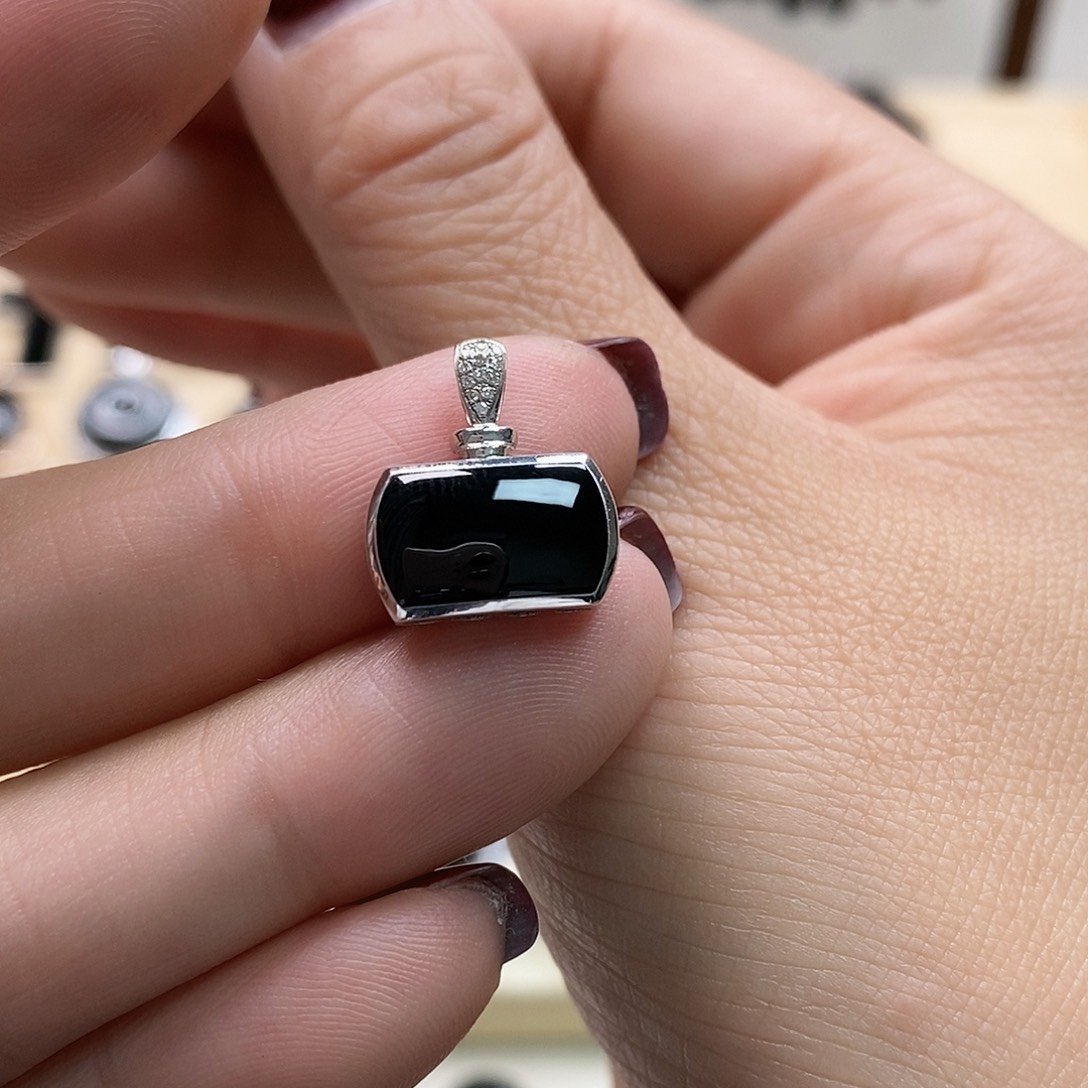 翡翠颈饰18K金镶嵌墨翠