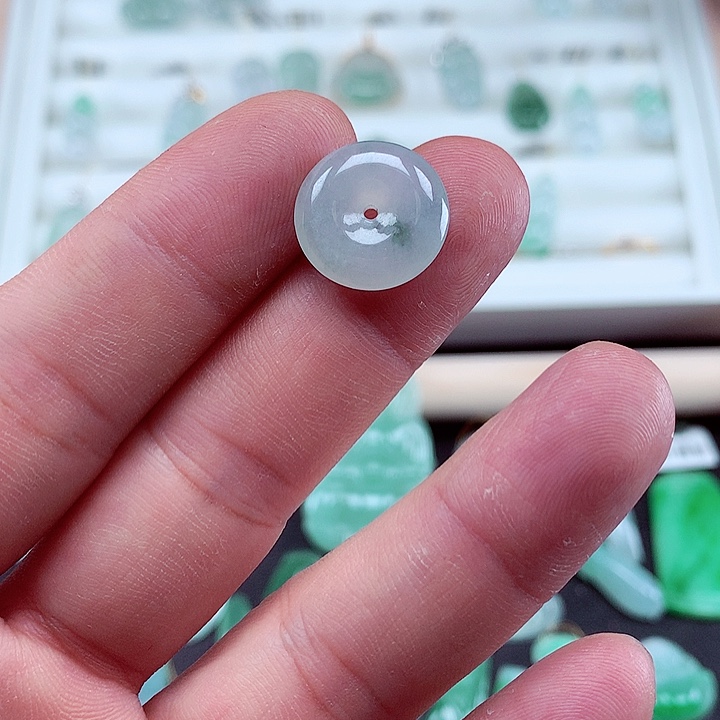 翡翠吊坠(不含链)未镶嵌宝****?