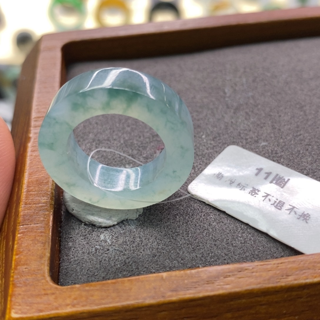 定制翡翠未镶嵌龙**草戒指