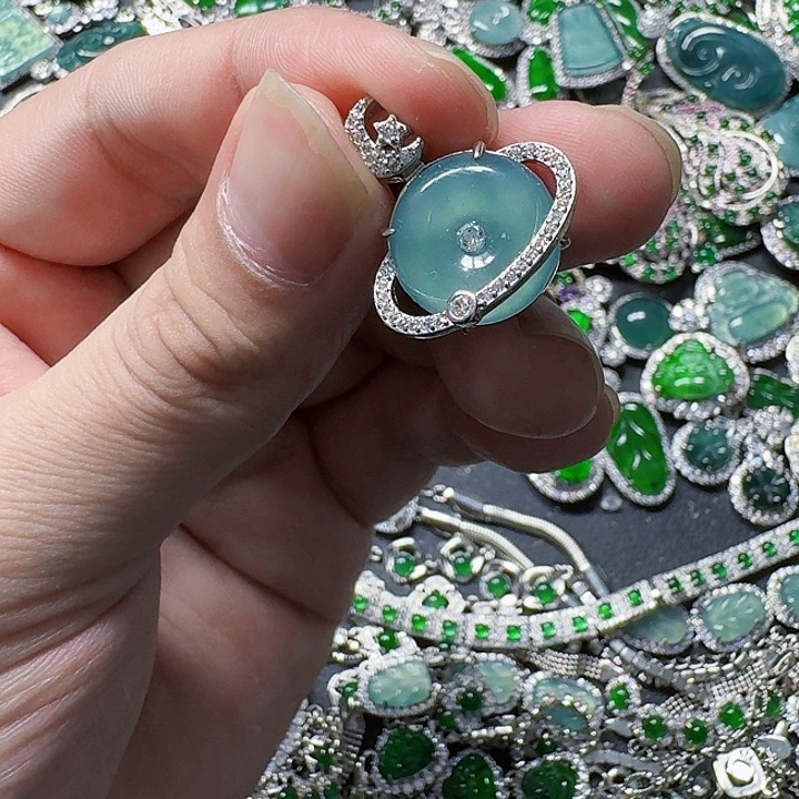 翡翠颈饰未镶嵌天然A货翡翠放漏