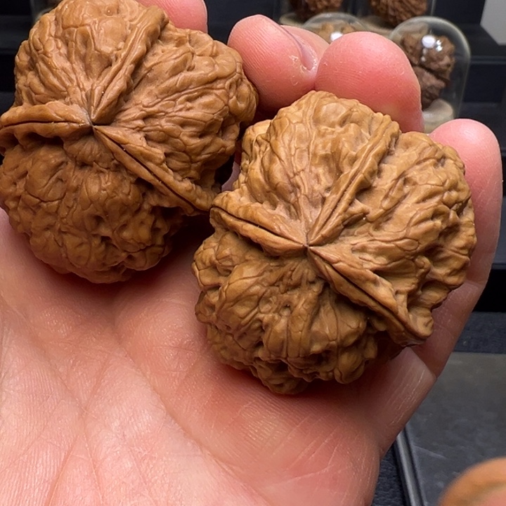 文玩核桃把件九五玄包三棱44mm